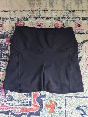 Active Life Women’s Size Small Black High-Rise Activewear Shorts with Pockets.